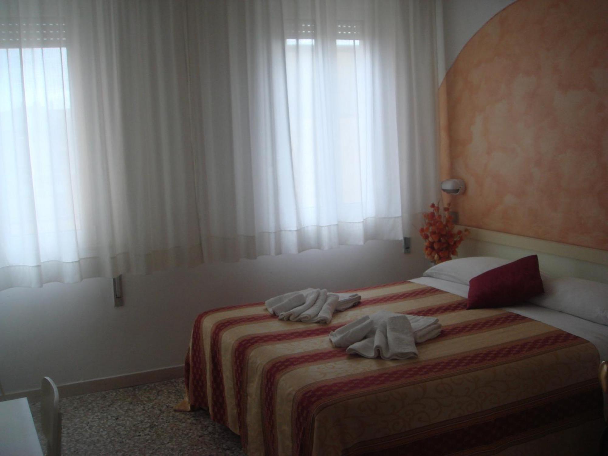 Hotel Arcade Rimini Buitenkant foto